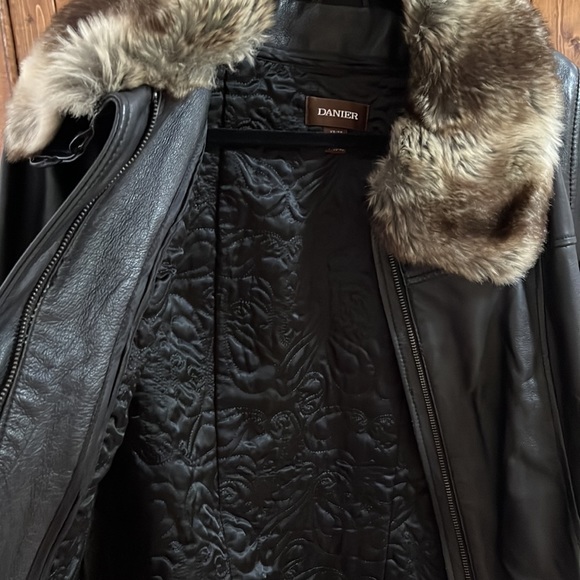 Danier Leather Jacket with fur - Picture 4 of 5